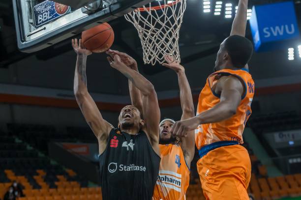 而是凭借她 而是凭借她